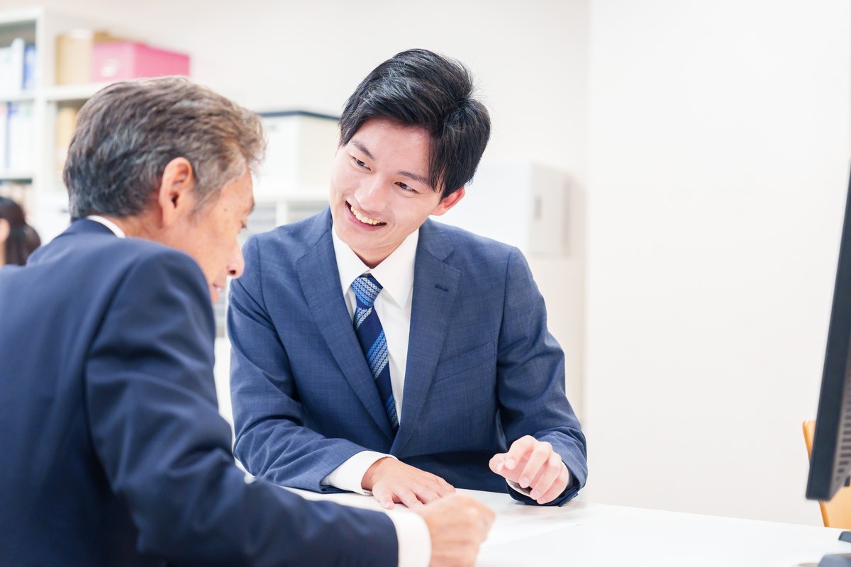 年金窓口で書類を確認しながら相談に応じる担当者のイメージ