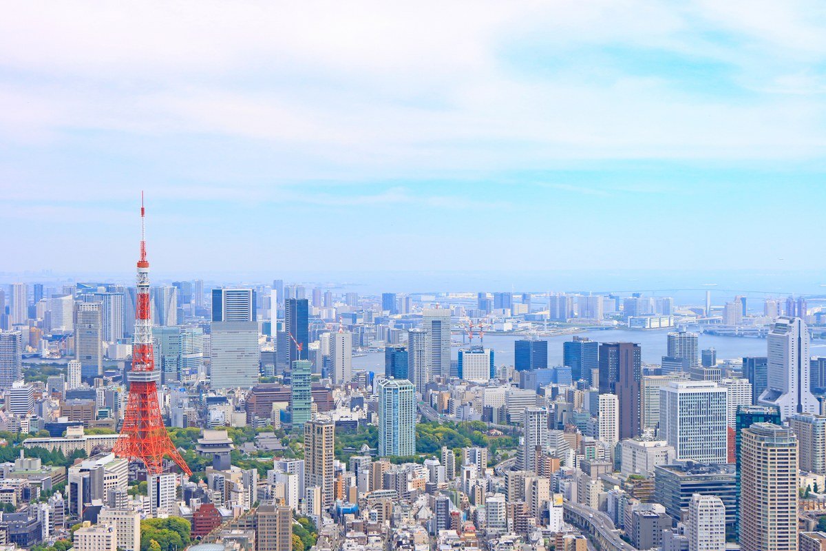 東京の街並みと働く人々