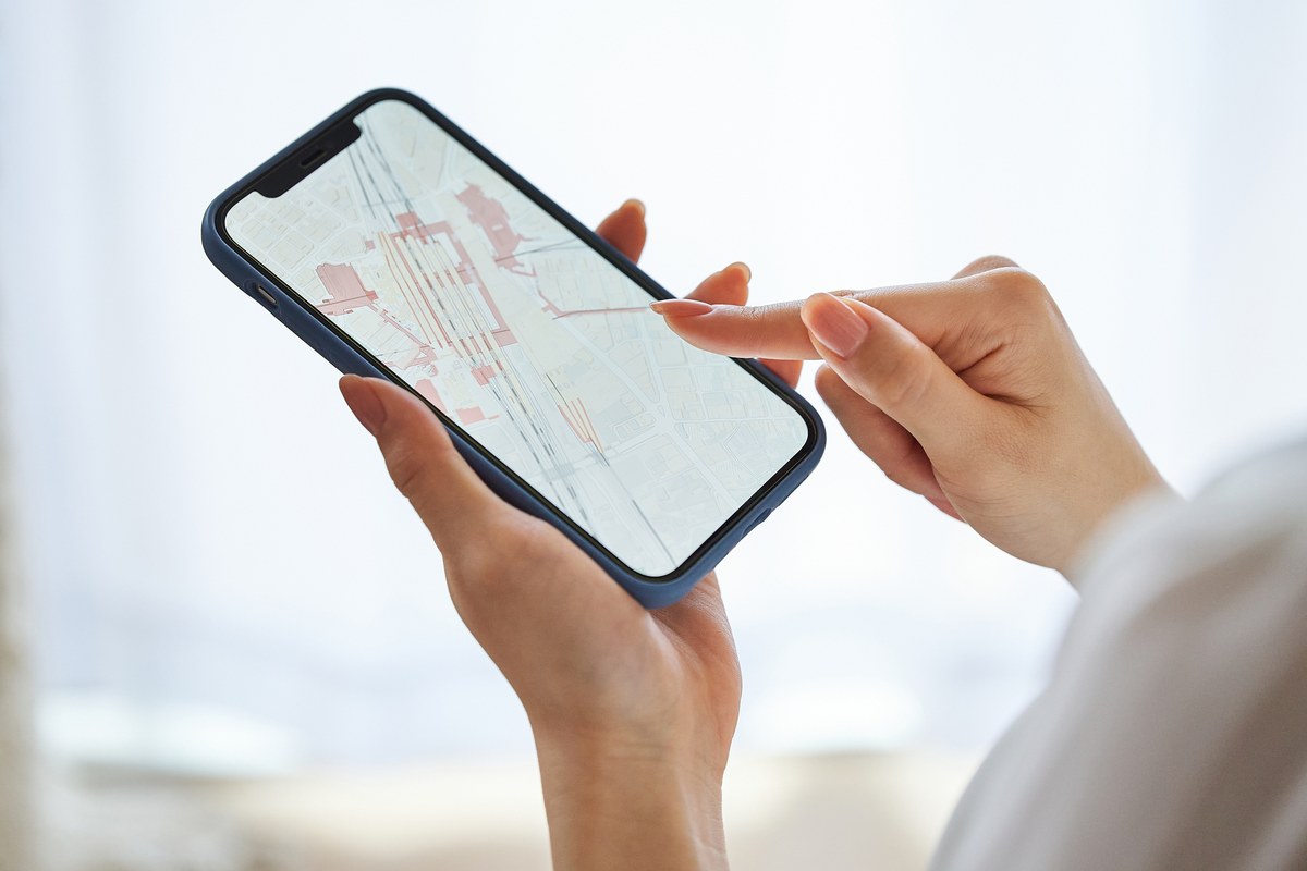 スマートフォンで地図アプリを使う様子