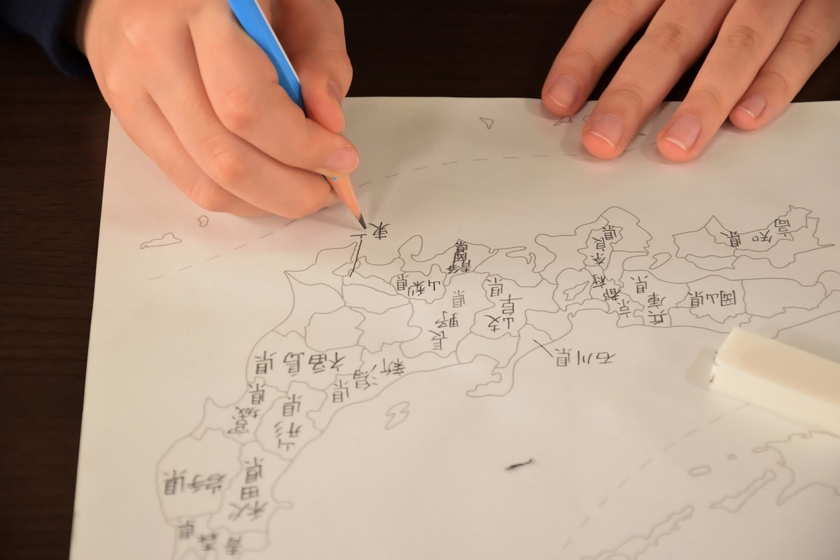 日本地図で都道府県を学ぶ様子