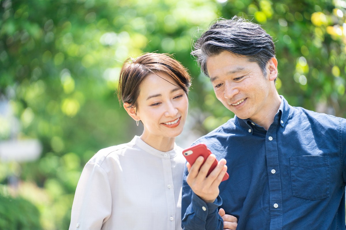 スマートフォンで地図の距離を確認する様子