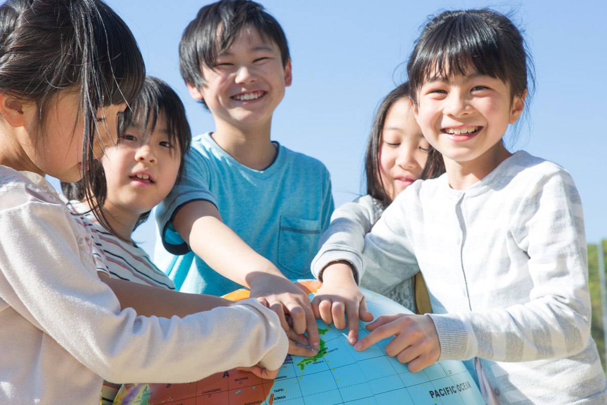 世界地図で国名や位置を学ぶ様子