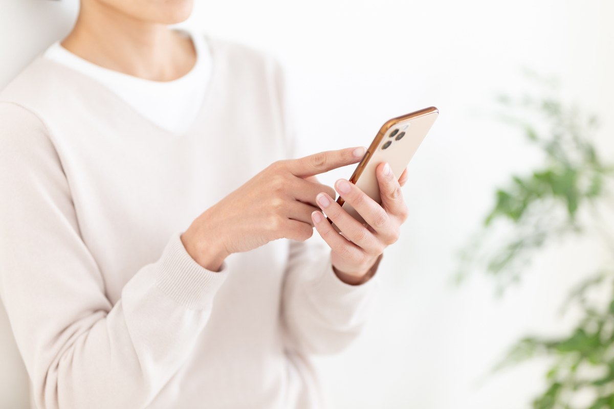 スマートフォンで駐車場を予約する様子